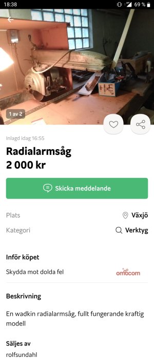 Radialarmsåg i ett verkstadsrum med tillbehör och material i bakgrunden.