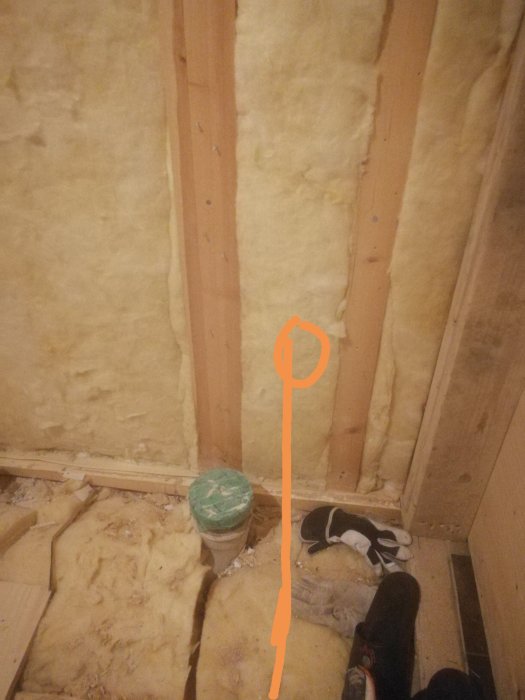 Renovering av badrum med markerad potentiell rördragning i en isolerad yttervägg och alternativ vägg.