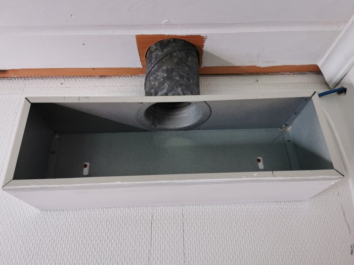 Inbyggd ventilation med öppet väggdon och synligt inluftsrör mot innertaket.