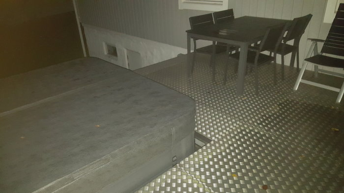 Ofärdig balkong med sammansvetsad stålstomme och durkplåt som saknar lutning och räcken, med vattensamling nära fasaden.