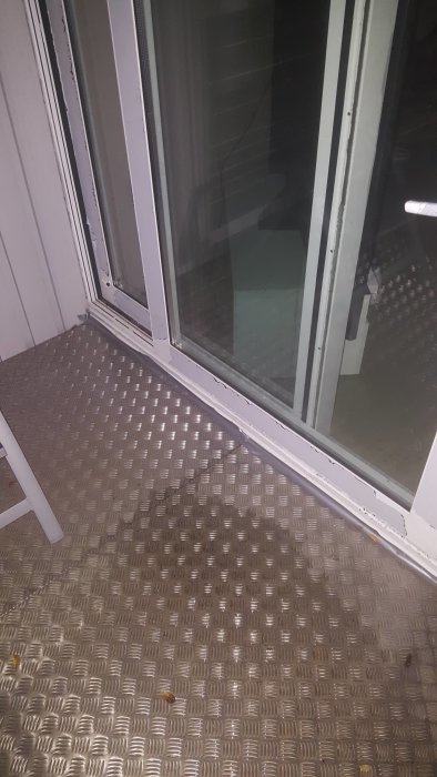 Ej färdigbyggd balkong med durkplåt utan lutning och vattenansamling vid fasaden.