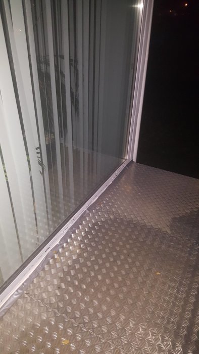 En ofärdig balkong med sammansvetsad stålstomme och durkplåt utan räcken och synlig lutning mot fasaden.
