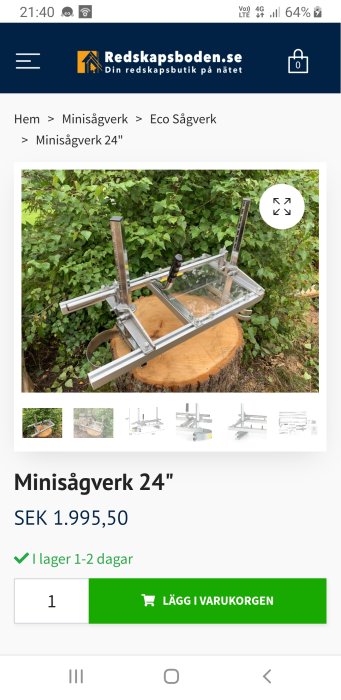 Minisågverk monterat på stock framför gröna buskar på Redskapsboden.se's produktsida.