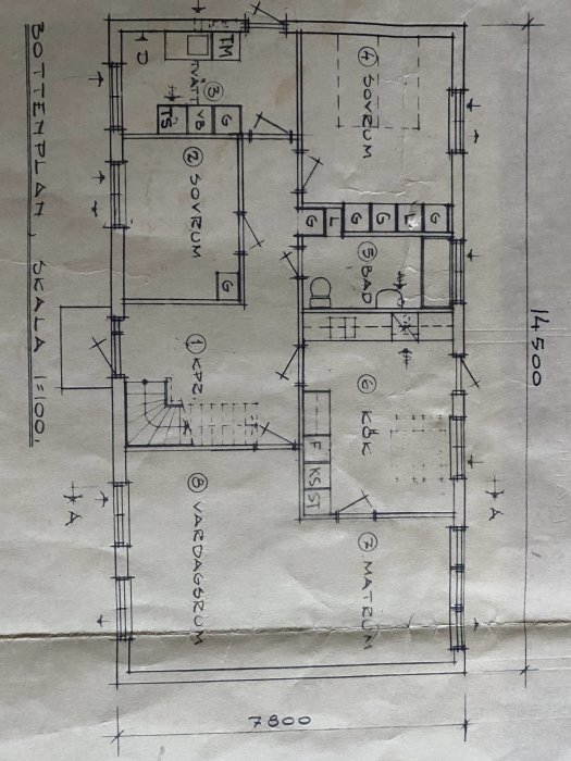 Handritad ritning av en köksrenovering med markerad vägg för rivning.