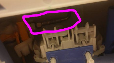 Interiör av toalettstol med markerad rörkoppling som potentiell läckagepunkt.