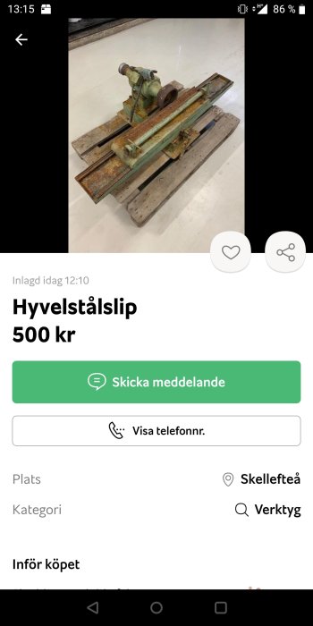 En använd hyvelstålslip på träpallar, i ett verktygsannonssammanhang.