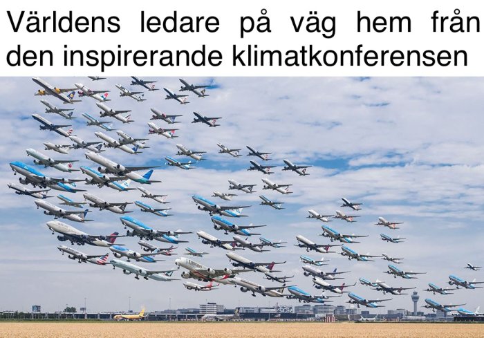 Flygplan i formation mot en molnig himmel, möjlig illustration av många flyg samtidigt.