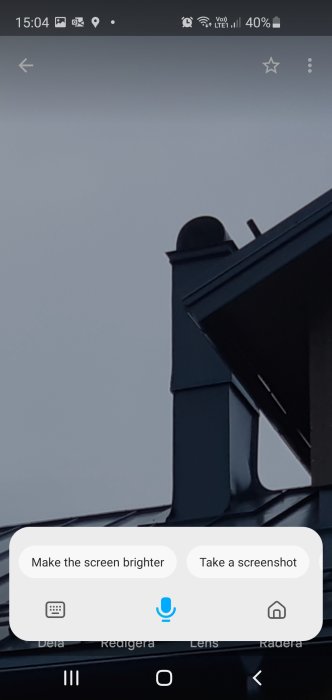 Detaljerad vy av en husnock med skorsten under skymningen.
