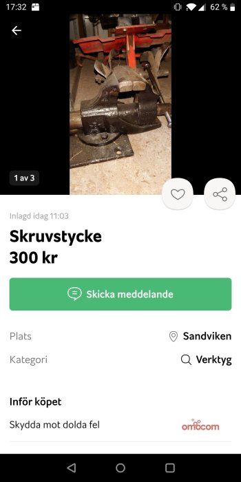 Använd skruvstycke fastspänd vid röd arbetsbänk i verkstad.