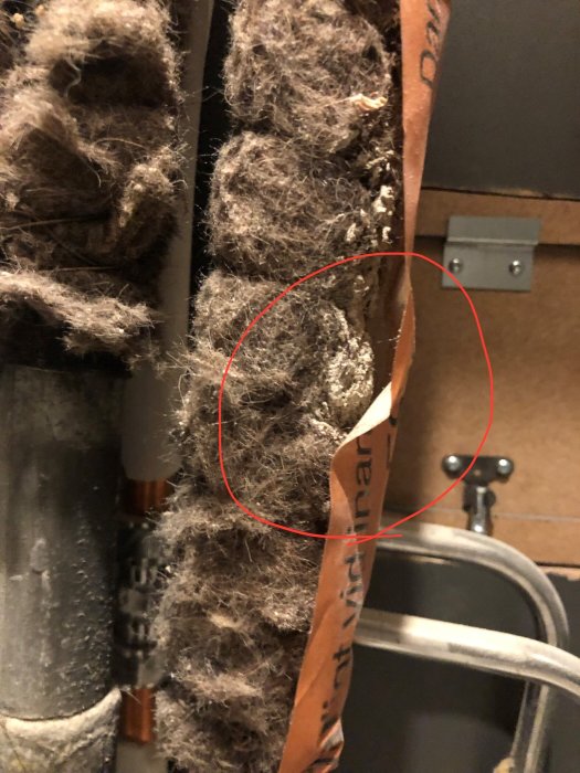 Närbild på isoleringsmaterial med markerat vitt område som kan vara frågeställt ämne.