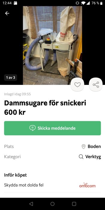 Dammsugare för snickeri med slang och dammuppsamlarpåse i en verkstadsmiljö.