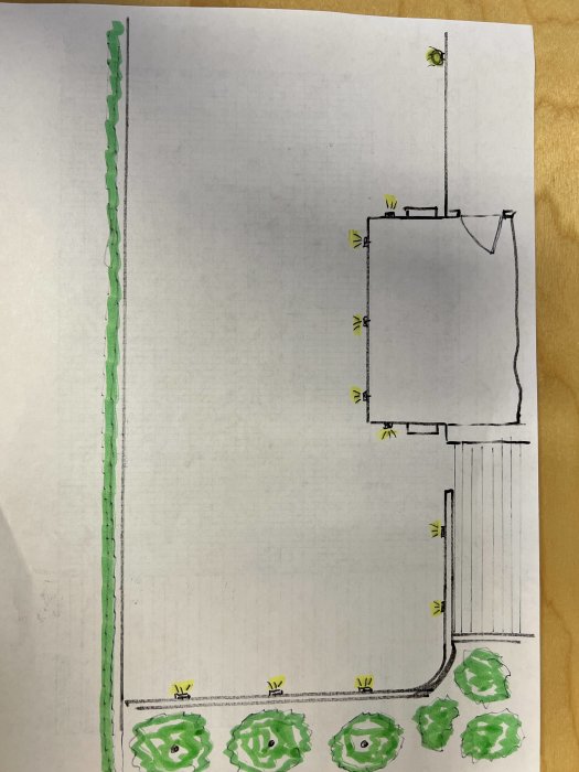 Skiss av byggprojekt med platonmatta och markerade rörledningar för belysning och trappsteg.