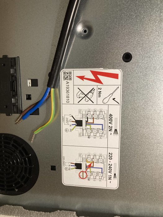 Elanslutning med märkning 220-240V och installationsdiagram på en apparats baksida.