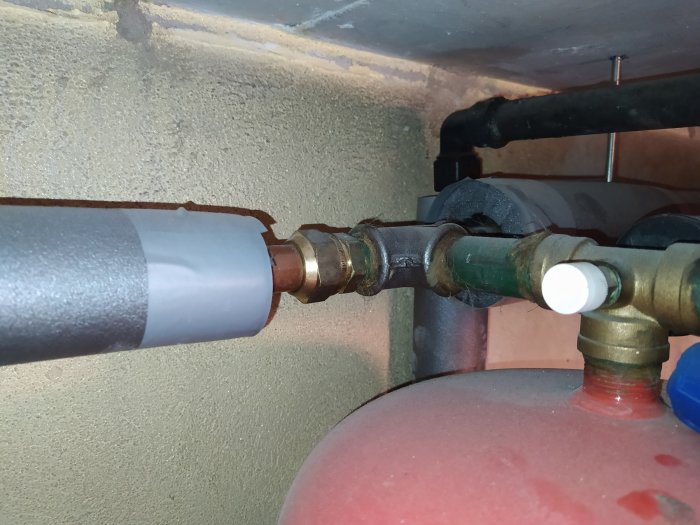 Installation av expansionsrör, kopplingar och rörledningar nära en värmepanna.