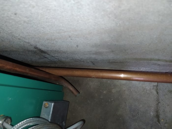 Värmesystem med kopparledningar och delvis synligt expansionskärl.