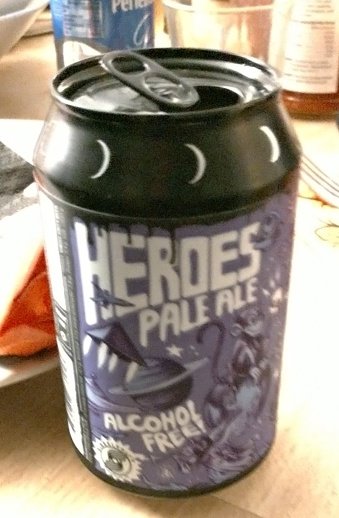 Alkoholfri ölburk 'Heroes Pale Ale' på ett bord, med texten 'Alcohol Free'.