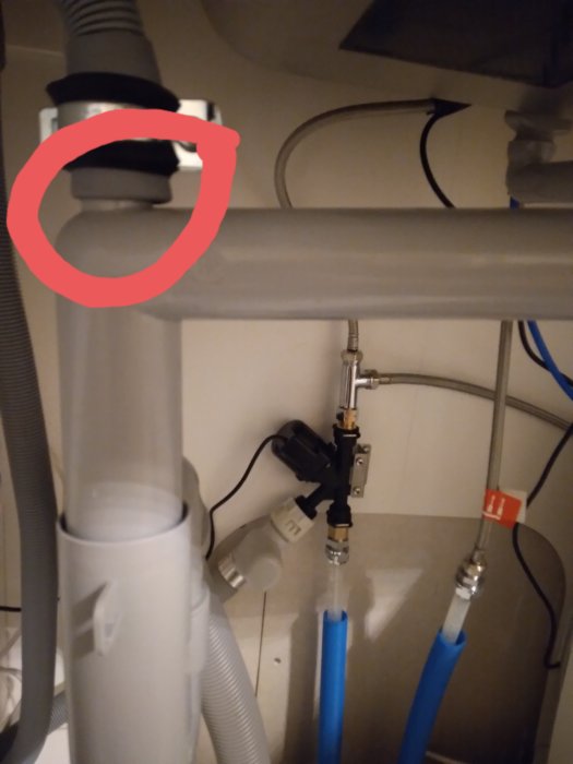 Utloppsslang ansluten till IKEAs LILLVIKEN med synlig läcka vid infästningen.