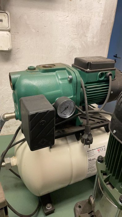 240V 1-fas elmotor med manometer kopplad till en pump, som möjligen har problem med kondensatorn.