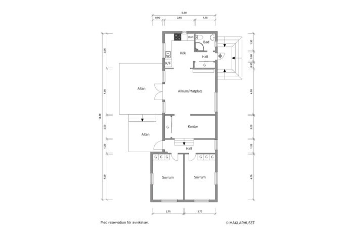 Planritning av ett enplanshus med långsmal planlösning, inkluderande kök, vardagsrum, kontor, badrum och två sovrum.