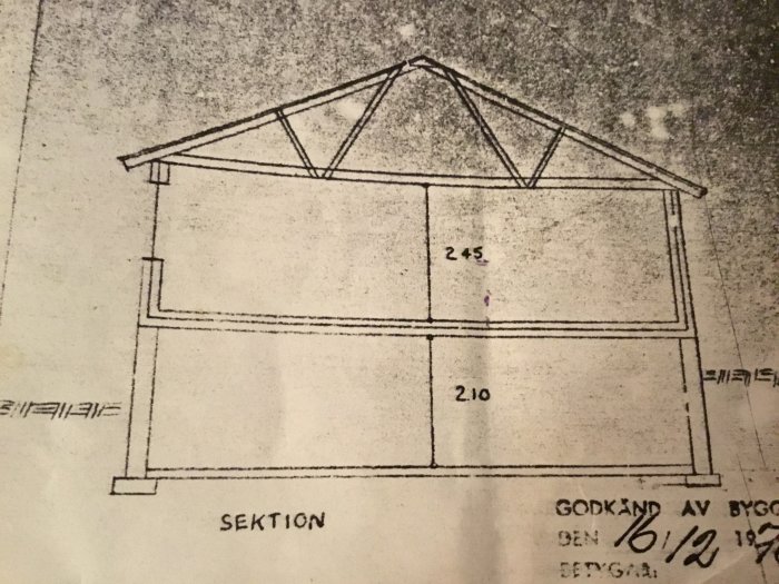 Sektionsritning av hus med måttangivelser, visar betongbjälklag och takkonstruktion.