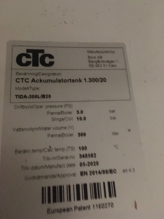 Etikett på en CTC ackumulatortank som används för självcirkulerande värmesystem.