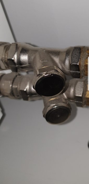 Närbild på ventil av en radiator med avtagen termostat, vilket kan vara orsaken till susljudet.