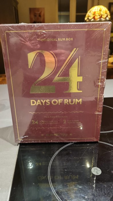 Rom-adventskalender med texten "24 Days of Rum" förpackad i plast.