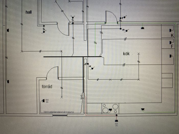 Ritning av en villa som visar layouten av hall, kök och förråd med detaljerade tekniska markeringar.