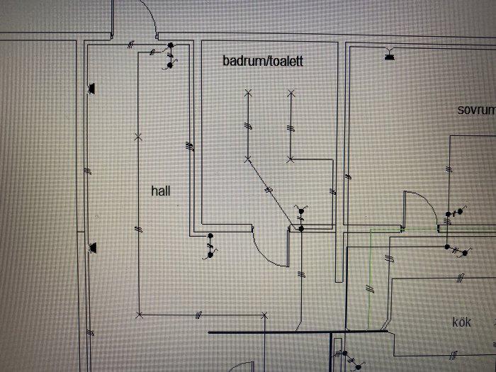 Modifierad ritning av en villa med markerade rum som hall, badrum/toalett, sovrum och kök samt symboler för elinstallationer.