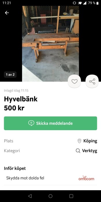 Trähyvelbänk med långhållsborr och frästillsats i en verkstadsmiljö.