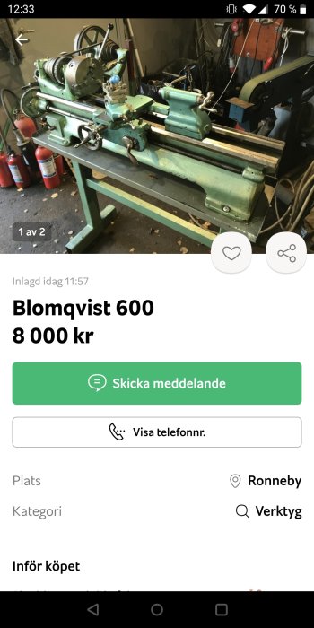 Grön Blomqvist 600 svarv till salu, uppställd i verkstadsmiljö med verktyg och brandsläckare i bakgrunden.