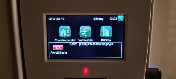 Värmesystemets kontrollpanel med alarm för högtryckspressostat.