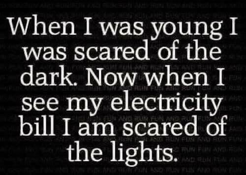 Text på svart bakgrund som säger "When I was young I was scared of the dark. Now when I see my electricity bill I am scared of the lights.