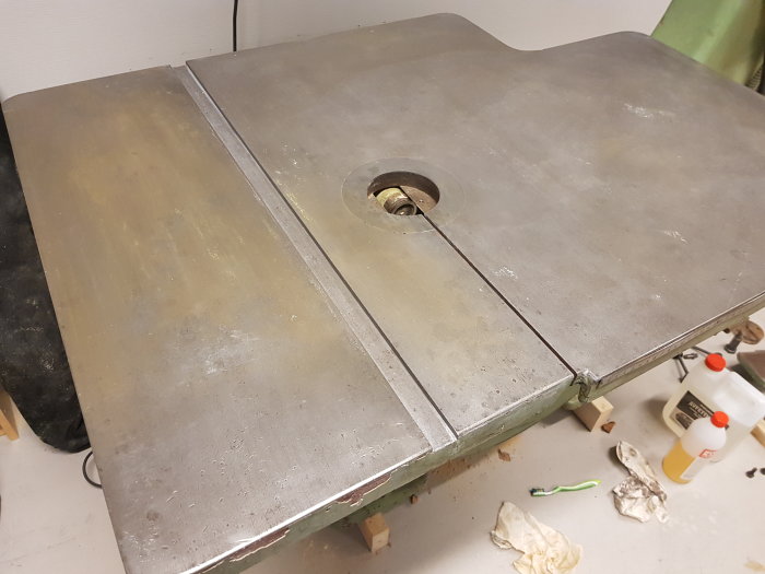 En arbetsbänk med polerat område i nedre vänstra hörnet i en verkstad.
