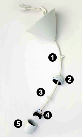 Demonterad vit lamphållare med numrerade delar, där del 3 pekar på en utebliven isolerhylsa.