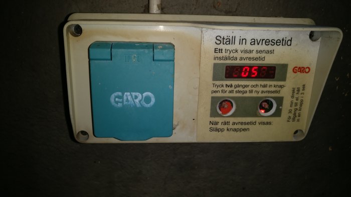 GARO timer för inställning av avresetid med röda indikatorlampor och digital display visande 05:58.