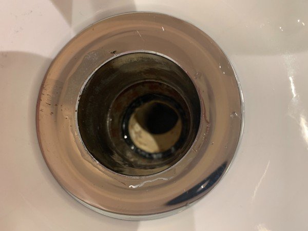 Närbild på en bottenventil utan synlig skruv, visas ovanifrån med synligt avloppsrör.