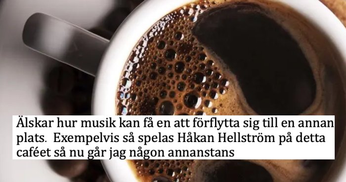 En kopp kaffe uppifrån med text om musikupplevelsen på ett café.