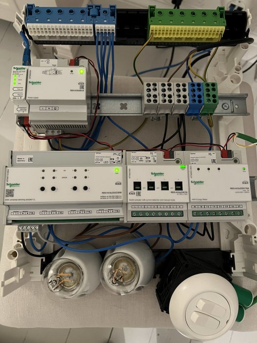 KNX-smart hem installation med strömförsörjning, dimmeraktor, brytaktor och olika gränssnitt och kablar.