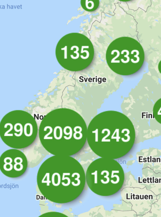Karta över Sverige som visar antal elbilsladdare i olika regioner med gröna cirklar och siffror.