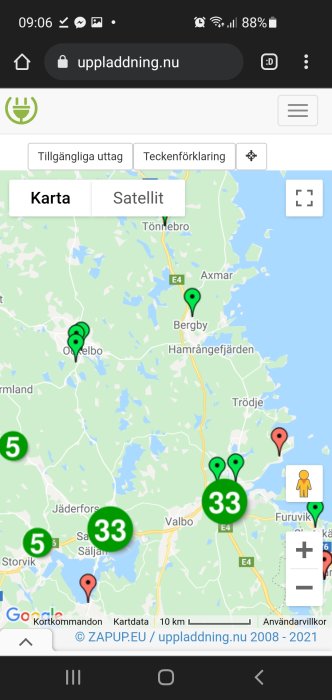 Karta över elbilsladdningsstationer med markerade snabbladdare i ett område.