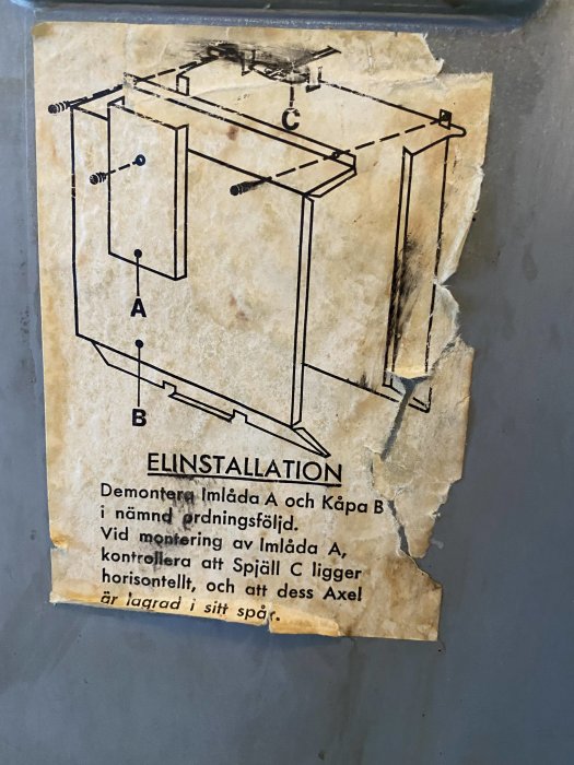 Sliten instruktionstavla för elinstallation med en skematisk bild och text på svenska.