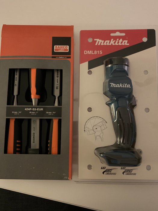 Förpackade Bahco stämjärn och en Makita DML815 lampa på ett bord, nyköpta efter rekommendationer och på rea.