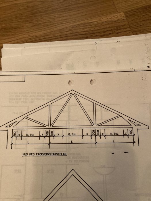 Teknisk ritning av takstolar för hus, med måttangivelser och konstruktionsdetaljer.