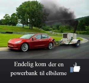 Röd elbil drar en släpvagn med stor generator som ryker, skämtsamt kallad "powerbank".