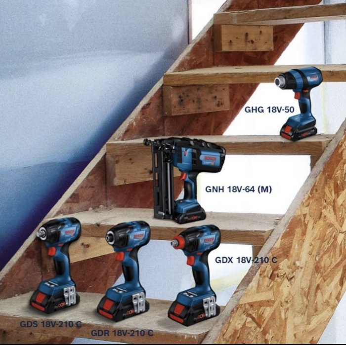 Samling av Bosch 18V verktyg inklusive varmluftspistol, dyckertpistol och slagmuttrar på en träkonstruktion.