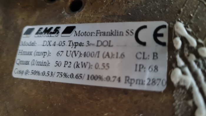 Närbild på en suddig typskylt till en vattenpump med specifikationer som modell DX4-05 och motor Franklin SS.