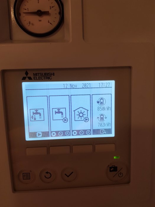 Display visar energiförbrukning på 850 kWh och producerad energi på 702 kWh den 12 nov 2021.