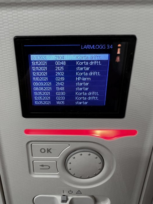 Skärmdump av en luftvärmepumps larmlogg med flera "Korta driftt." och "startar" händelser.