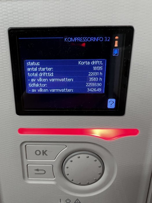 Skärmdump av luftvärmepumpens driftsstatus med felmeddelande "Korta drifttider" och röd varningslampa.